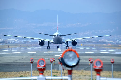 旅客機のパネル落下、車にぶつかる