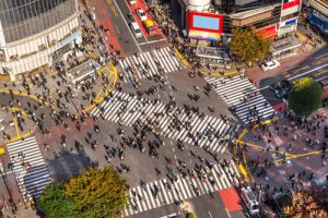 渋谷交差点に信号無視のワゴン車が侵入